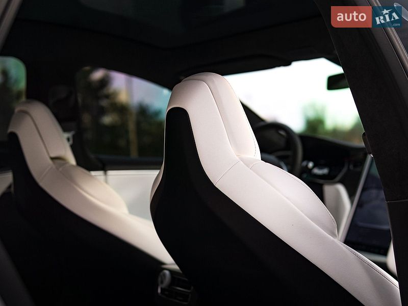 Лифтбек Tesla Model S 2017 в Кропивницком