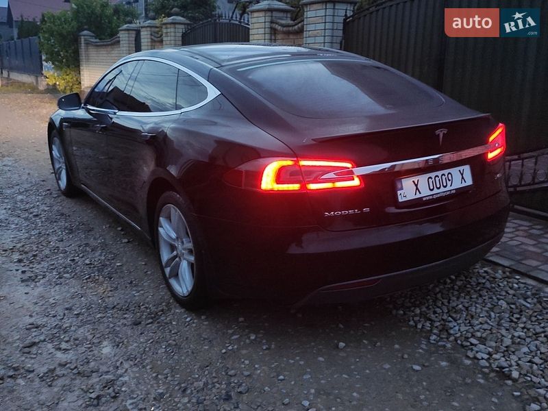 Лифтбек Tesla Model S 2013 в Коломые