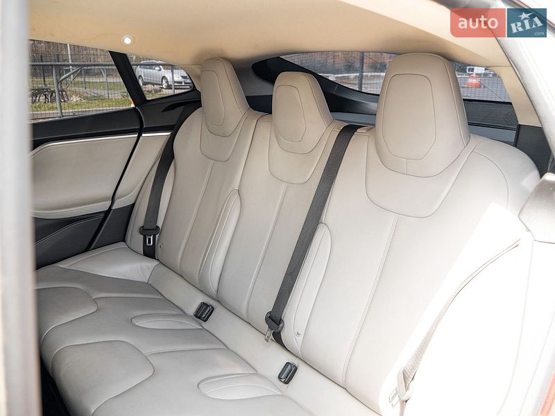 Лифтбек Tesla Model S 2014 в Львове