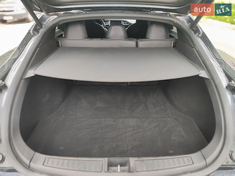 Лифтбек Tesla Model S 2018 в Киеве