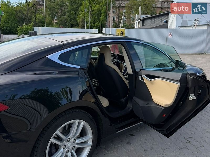 Ліфтбек Tesla Model S 2015 в Чернівцях