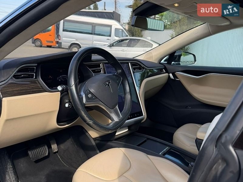 Ліфтбек Tesla Model S 2015 в Чернівцях