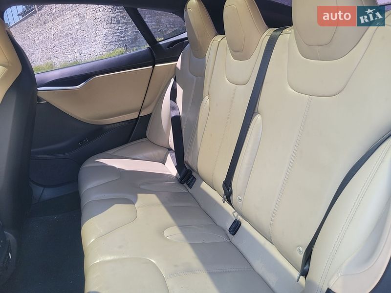 Лифтбек Tesla Model S 2016 в Каменец-Подольском