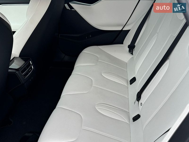 Ліфтбек Tesla Model S 2017 в Черкасах