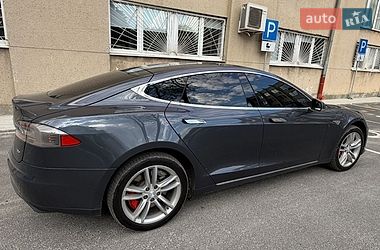 Лифтбек Tesla Model S 2016 в Львове