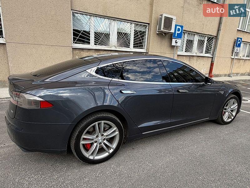 Лифтбек Tesla Model S 2016 в Львове