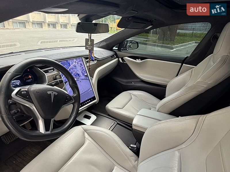 Лифтбек Tesla Model S 2016 в Львове