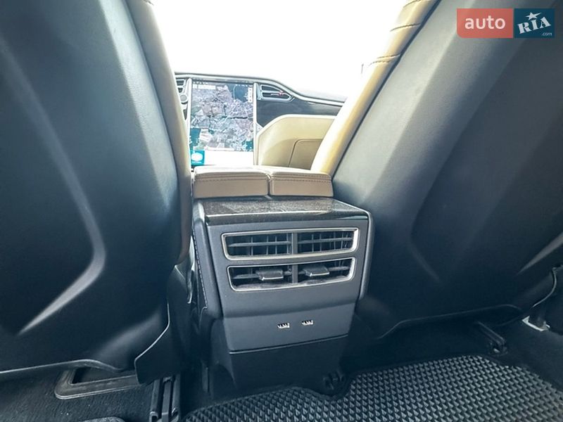 Лифтбек Tesla Model S 2016 в Виннице