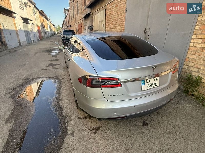 Лифтбек Tesla Model S 2015 в Киеве