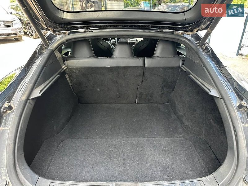Лифтбек Tesla Model S 2017 в Виннице