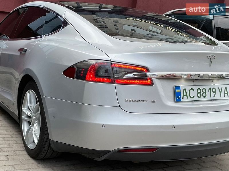 Лифтбек Tesla Model S 2016 в Виннице