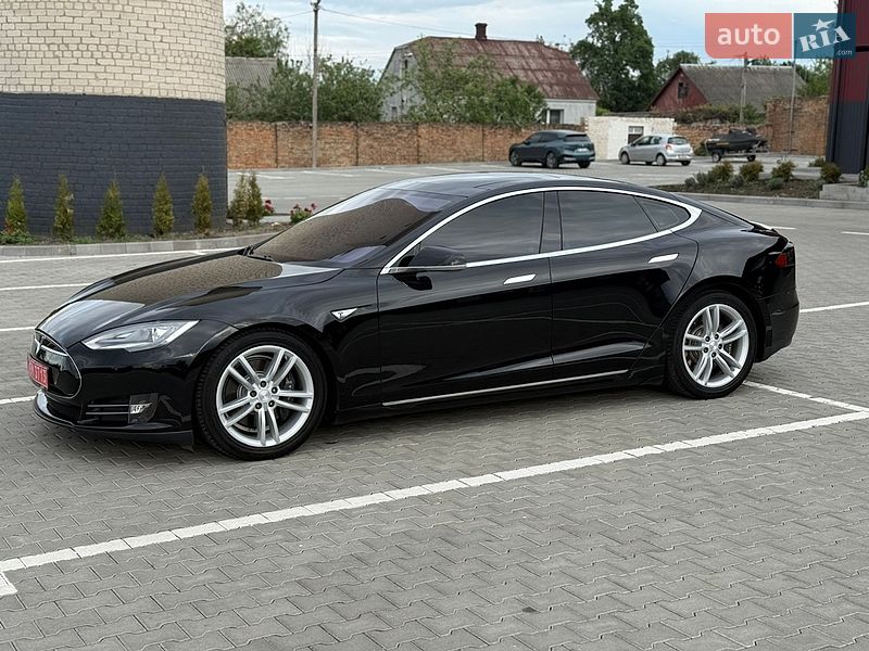 Ліфтбек Tesla Model S 2013 в Дубні