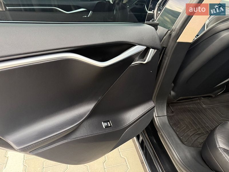 Ліфтбек Tesla Model S 2013 в Дубні
