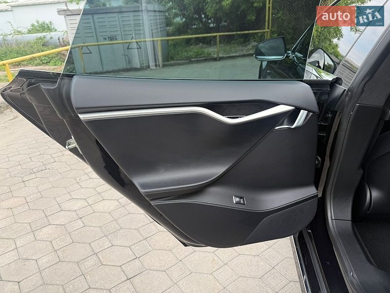 Ліфтбек Tesla Model S 2018 в Львові