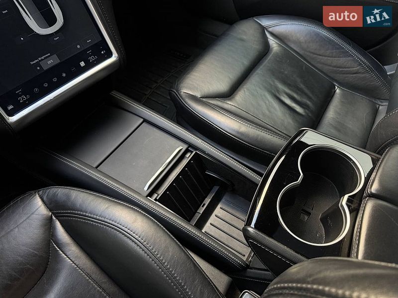 Ліфтбек Tesla Model S 2015 в Києві