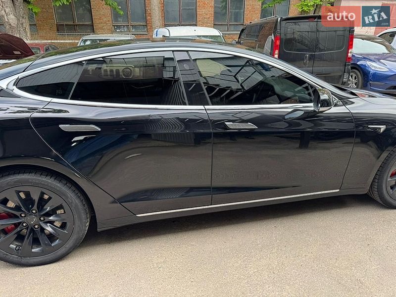 Лифтбек Tesla Model S 2018 в Сумах