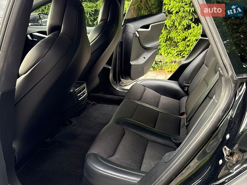 Лифтбек Tesla Model S 2018 в Староконстантинове