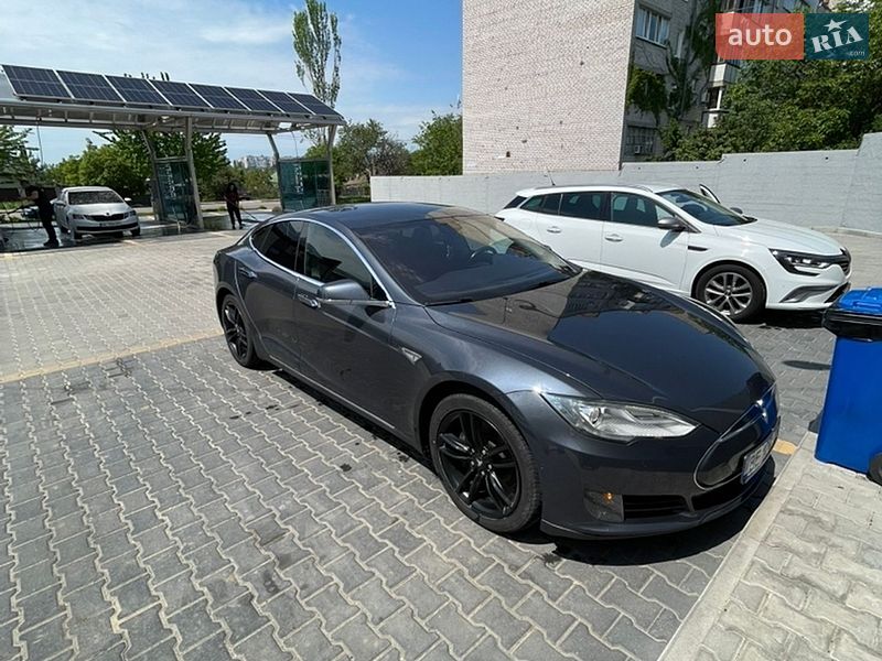 Tesla Model S 2015