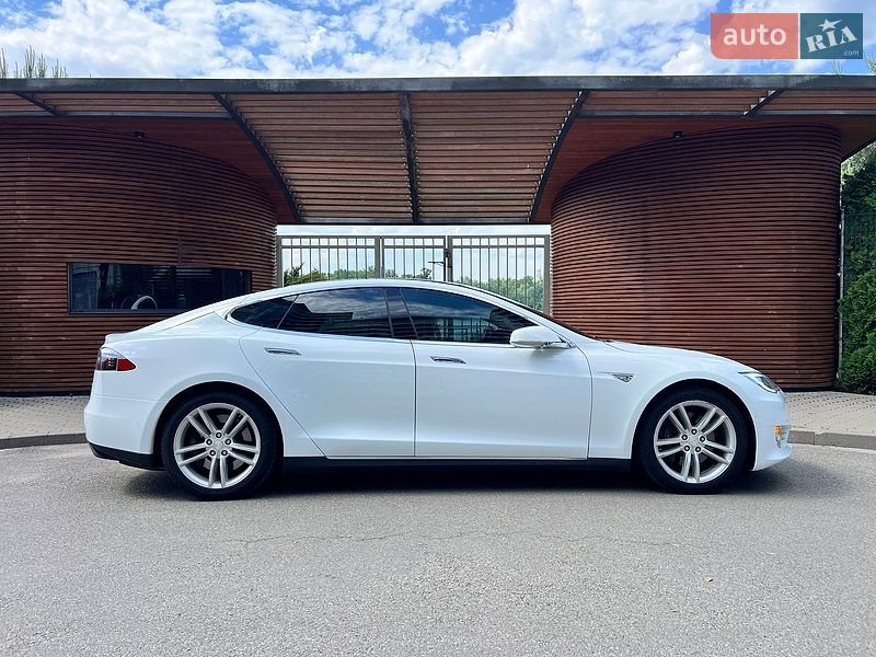 Ліфтбек Tesla Model S 2015 в Києві