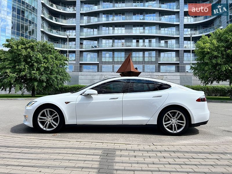 Ліфтбек Tesla Model S 2015 в Києві