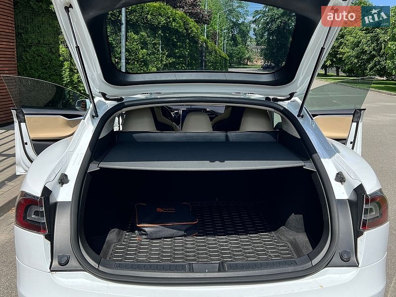 Ліфтбек Tesla Model S 2015 в Києві