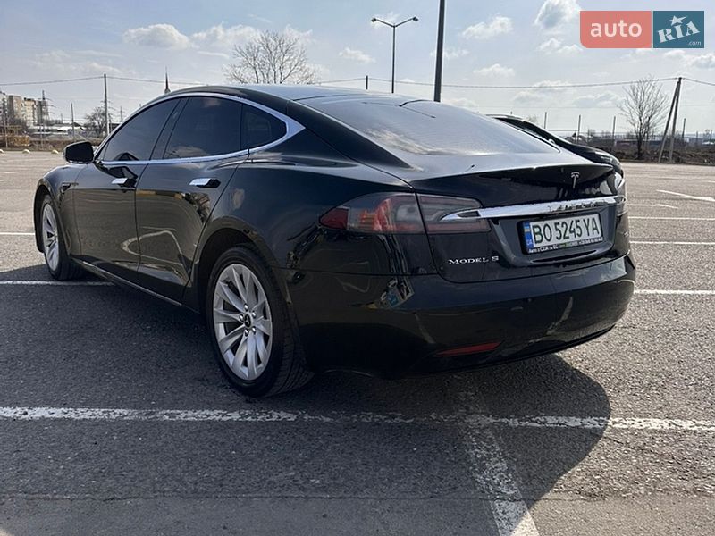 Лифтбек Tesla Model S 2017 в Черновцах