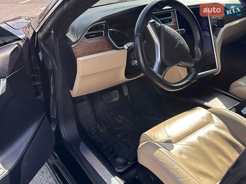 Лифтбек Tesla Model S 2017 в Черновцах