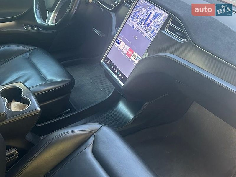 Ліфтбек Tesla Model S 2016 в Львові