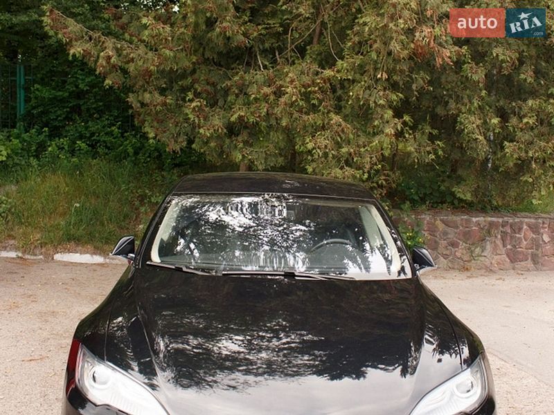 Ліфтбек Tesla Model S 2015 в Львові