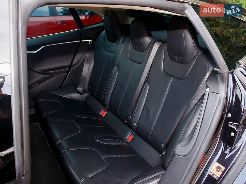 Ліфтбек Tesla Model S 2015 в Львові