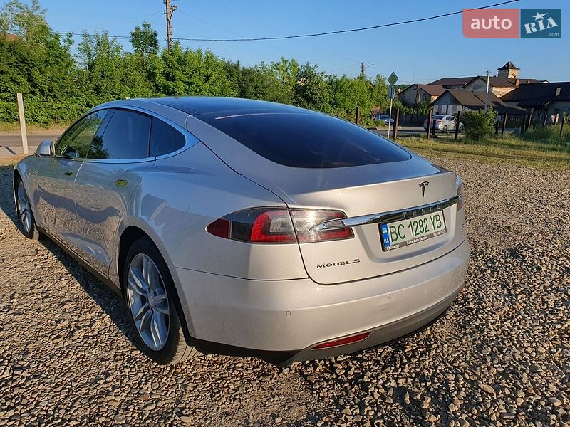 Лифтбек Tesla Model S 2015 в Трускавце