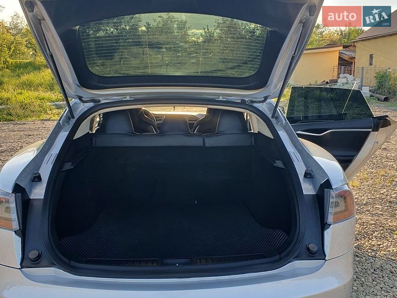Лифтбек Tesla Model S 2015 в Трускавце