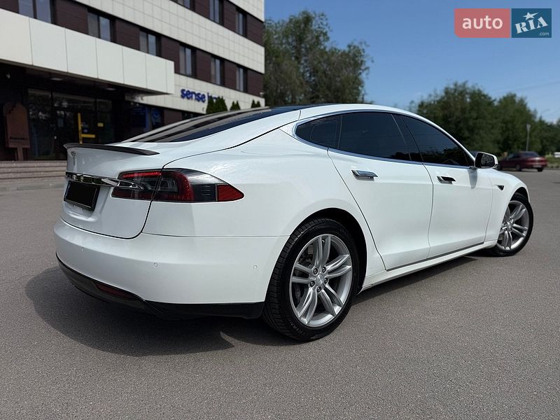 Ліфтбек Tesla Model S 2014 в Дніпрі