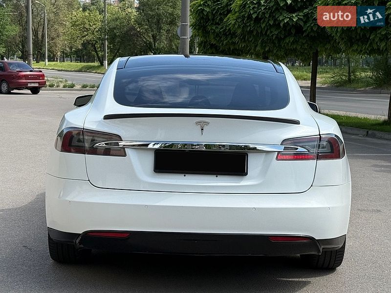 Ліфтбек Tesla Model S 2014 в Дніпрі