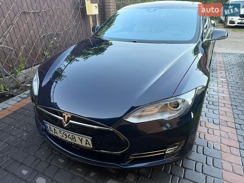 Ліфтбек Tesla Model S 2015 в Києві