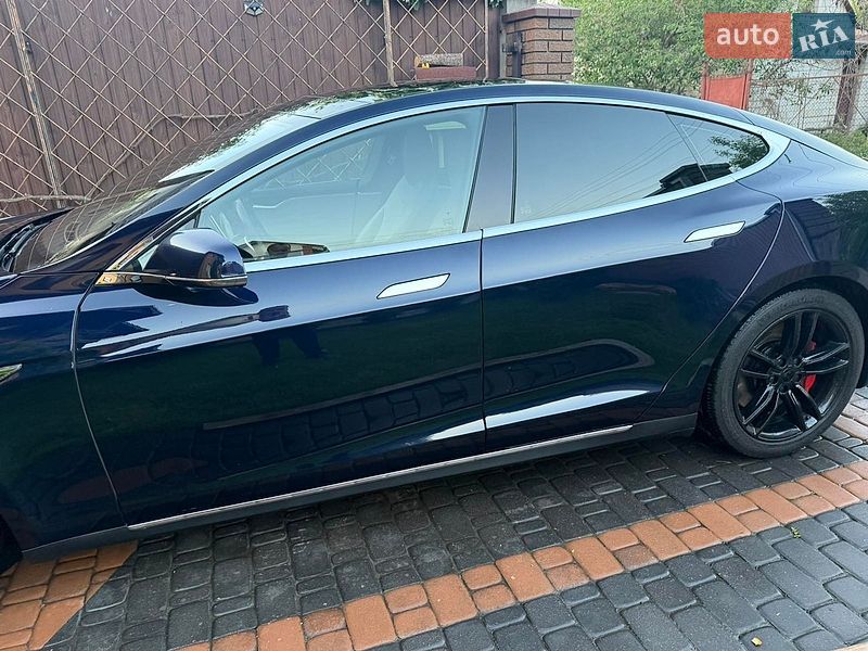 Ліфтбек Tesla Model S 2015 в Києві