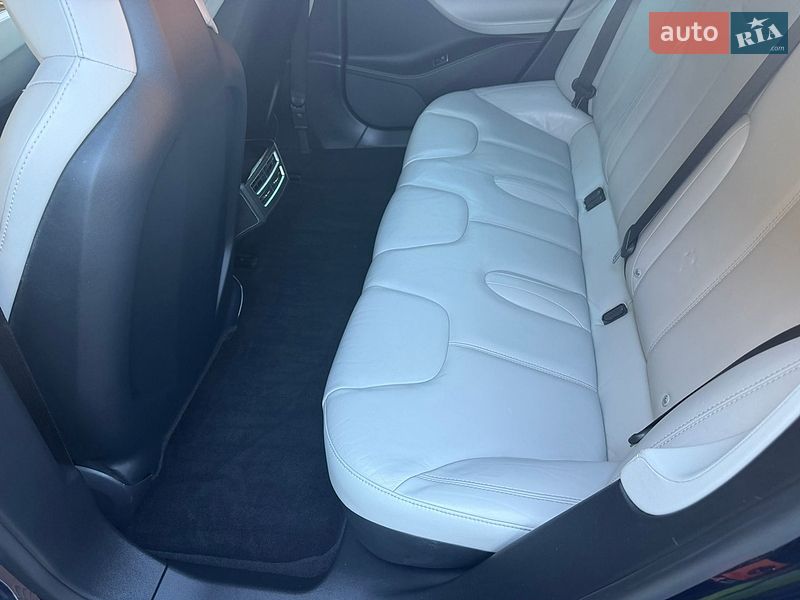 Ліфтбек Tesla Model S 2015 в Києві