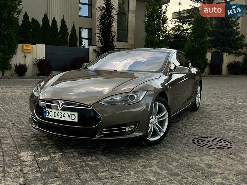 Ліфтбек Tesla Model S 2015 в Львові