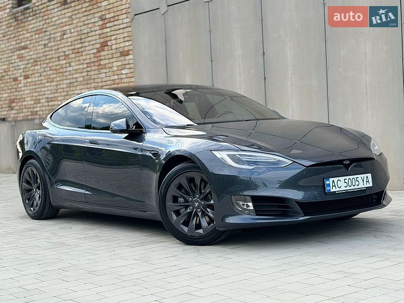 Лифтбек Tesla Model S 2017 в Луцке