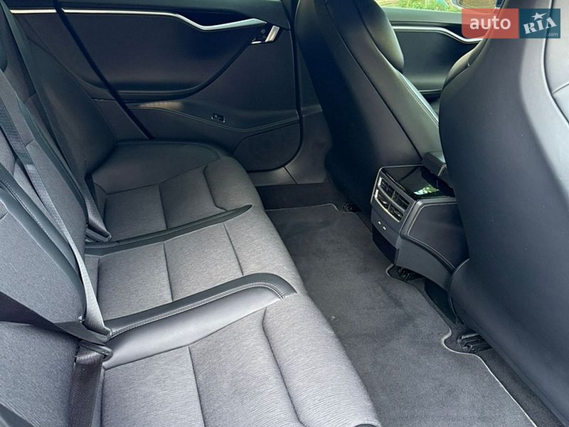 Ліфтбек Tesla Model S 2017 в Коломиї