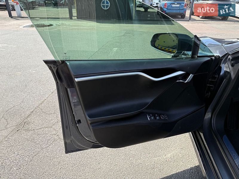 Лифтбек Tesla Model S 2016 в Киеве