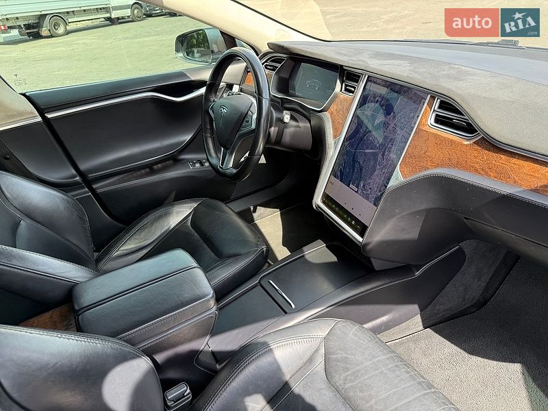 Лифтбек Tesla Model S 2016 в Киеве