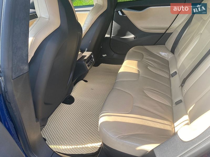 Ліфтбек Tesla Model S 2015 в Львові