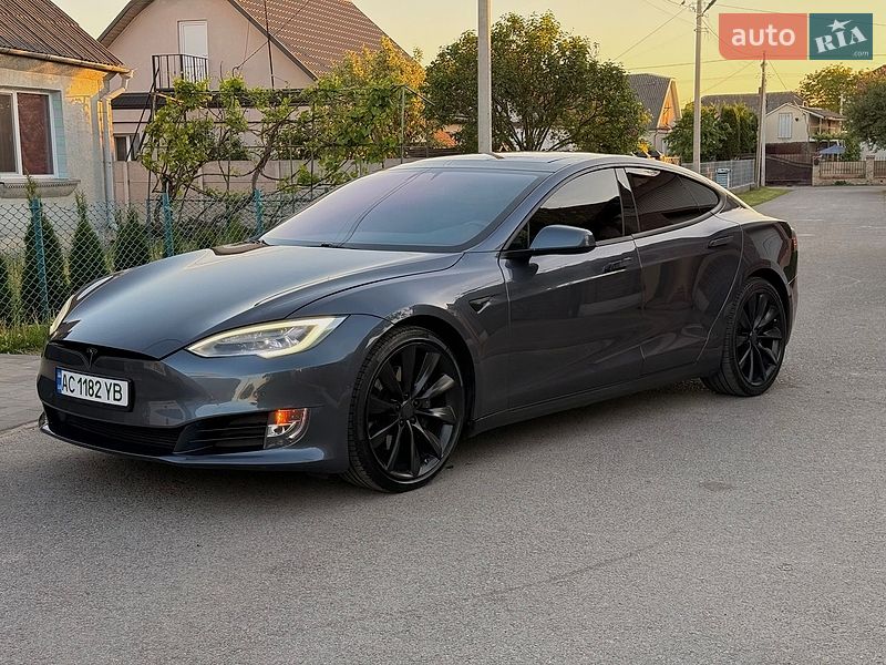 Лифтбек Tesla Model S 2017 в Дубно