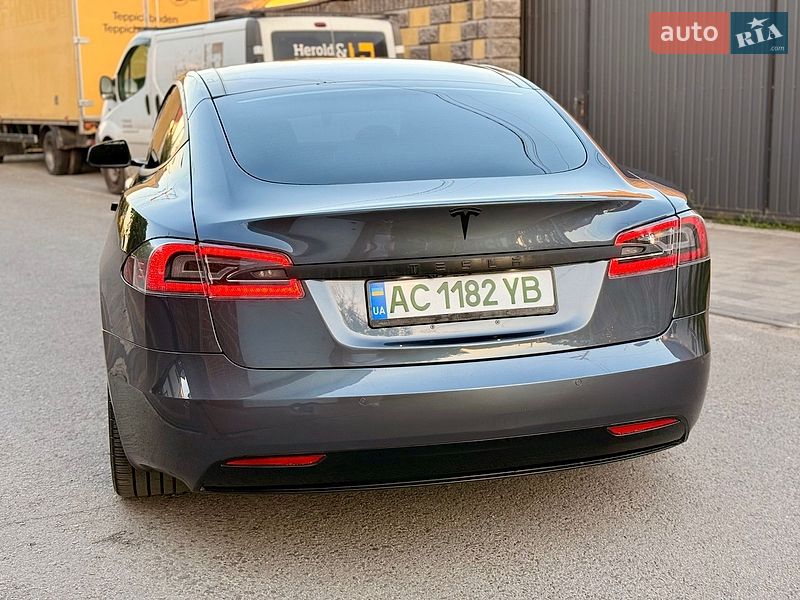 Лифтбек Tesla Model S 2017 в Дубно
