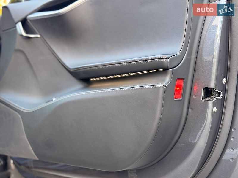 Лифтбек Tesla Model S 2017 в Дубно