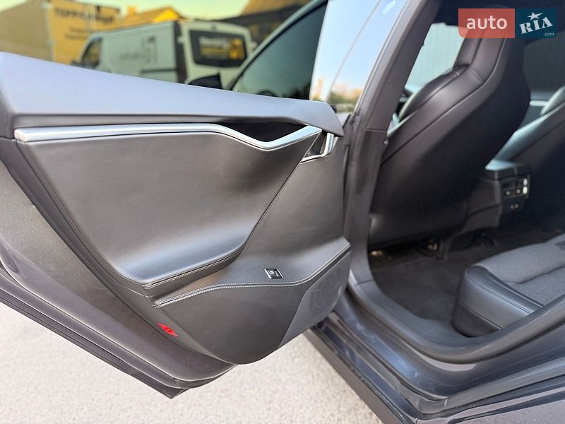 Лифтбек Tesla Model S 2017 в Дубно