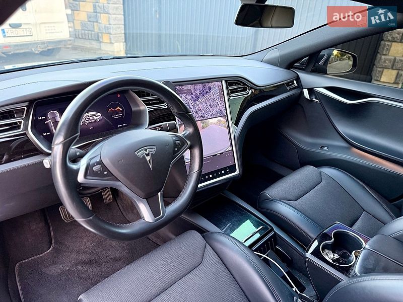 Лифтбек Tesla Model S 2017 в Дубно