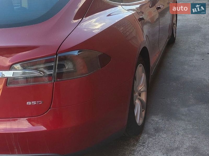 Лифтбек Tesla Model S 2015 в Киеве