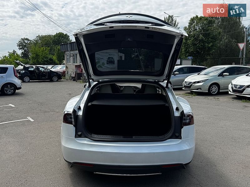 Ліфтбек Tesla Model S 2015 в Луцьку фото 29 Ліфтбек Tesla Model S 2015 в Луцьку
